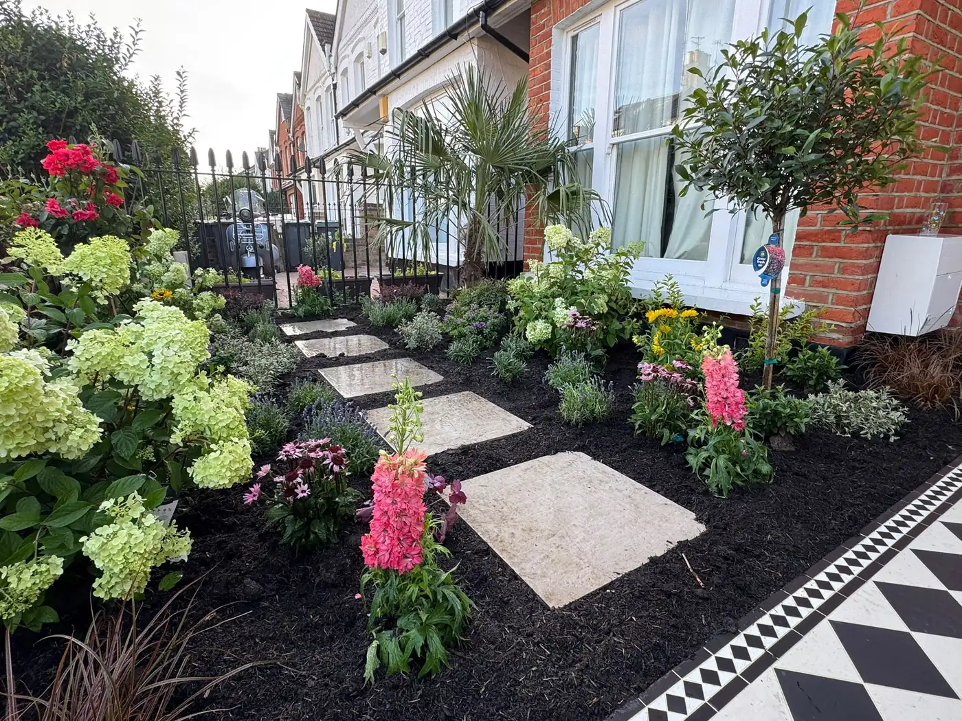 Front garden planting from a Lovell Gardens job