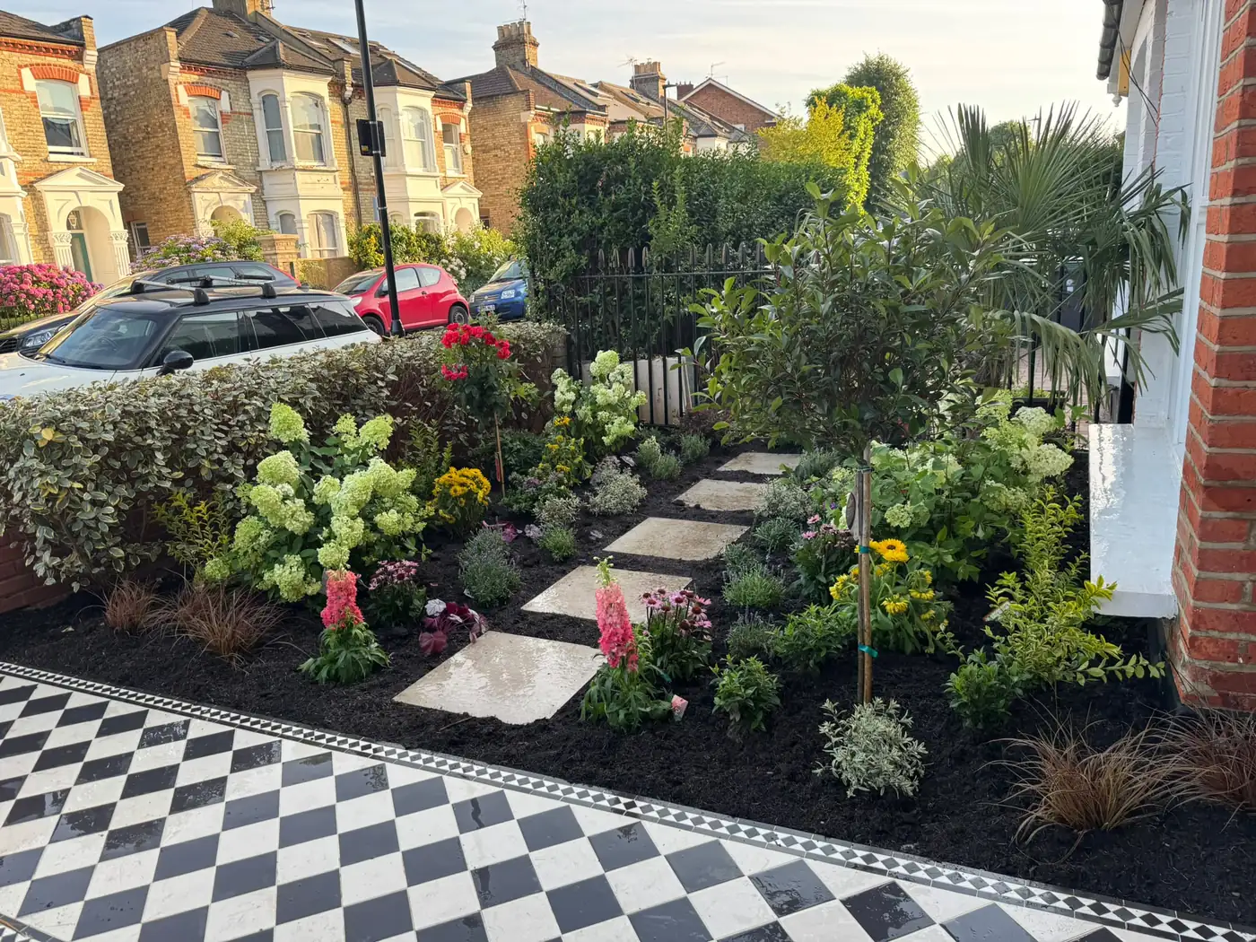 Front garden planting by Lovell Gardens, landscapers covering Mill Hill